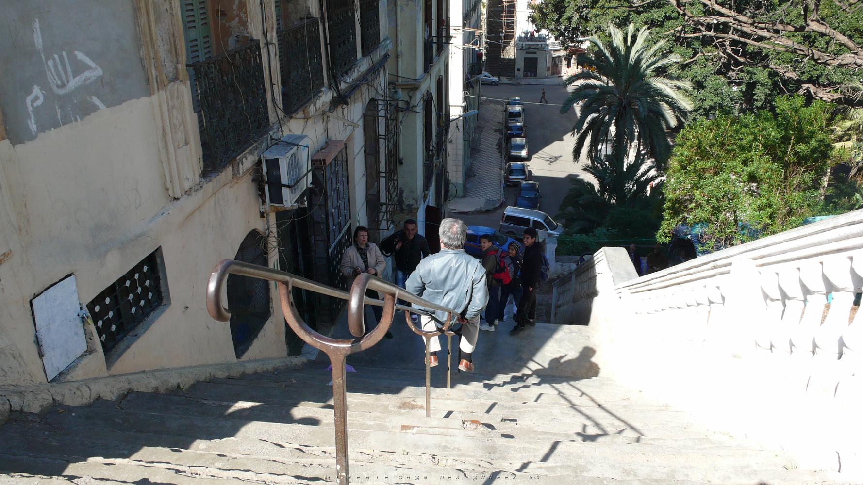 ORAN MARS 2012 82 Marcel MORVAN , retrouve les jeux de l'enfance , rue Decugis.JPG